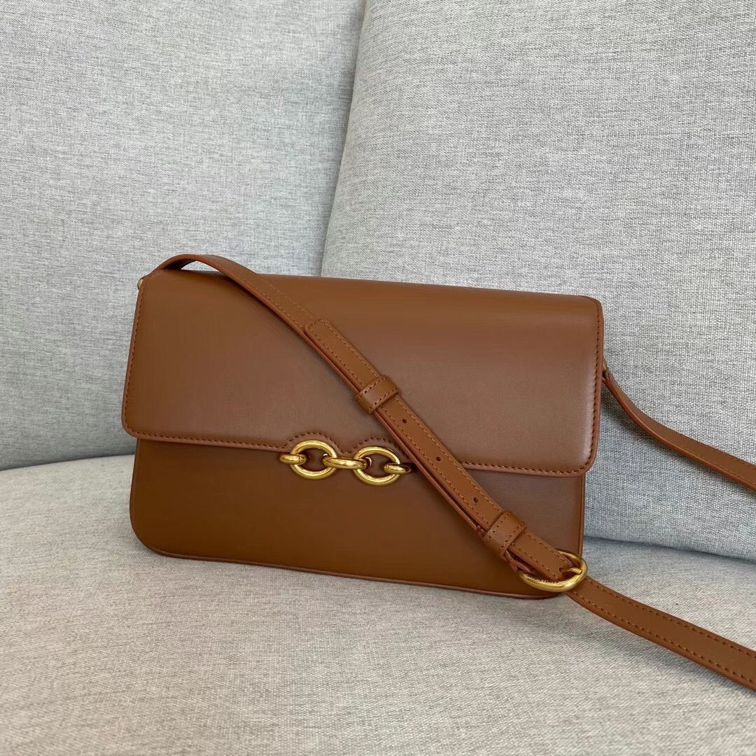 Сумка YSL Maillon — верблюжьего цвета.