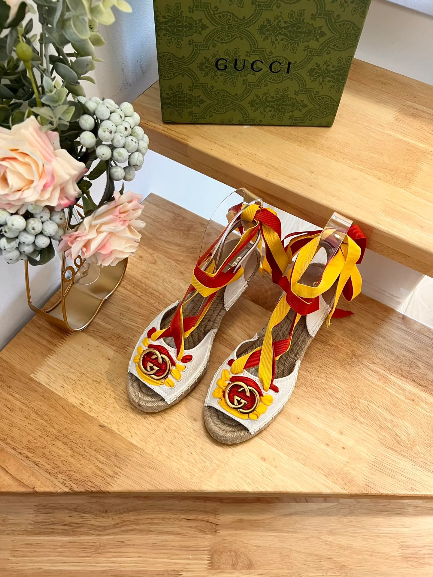 Новинка весны 2023 года от Gucci - Соломенные сандалии на танкетке - Белые