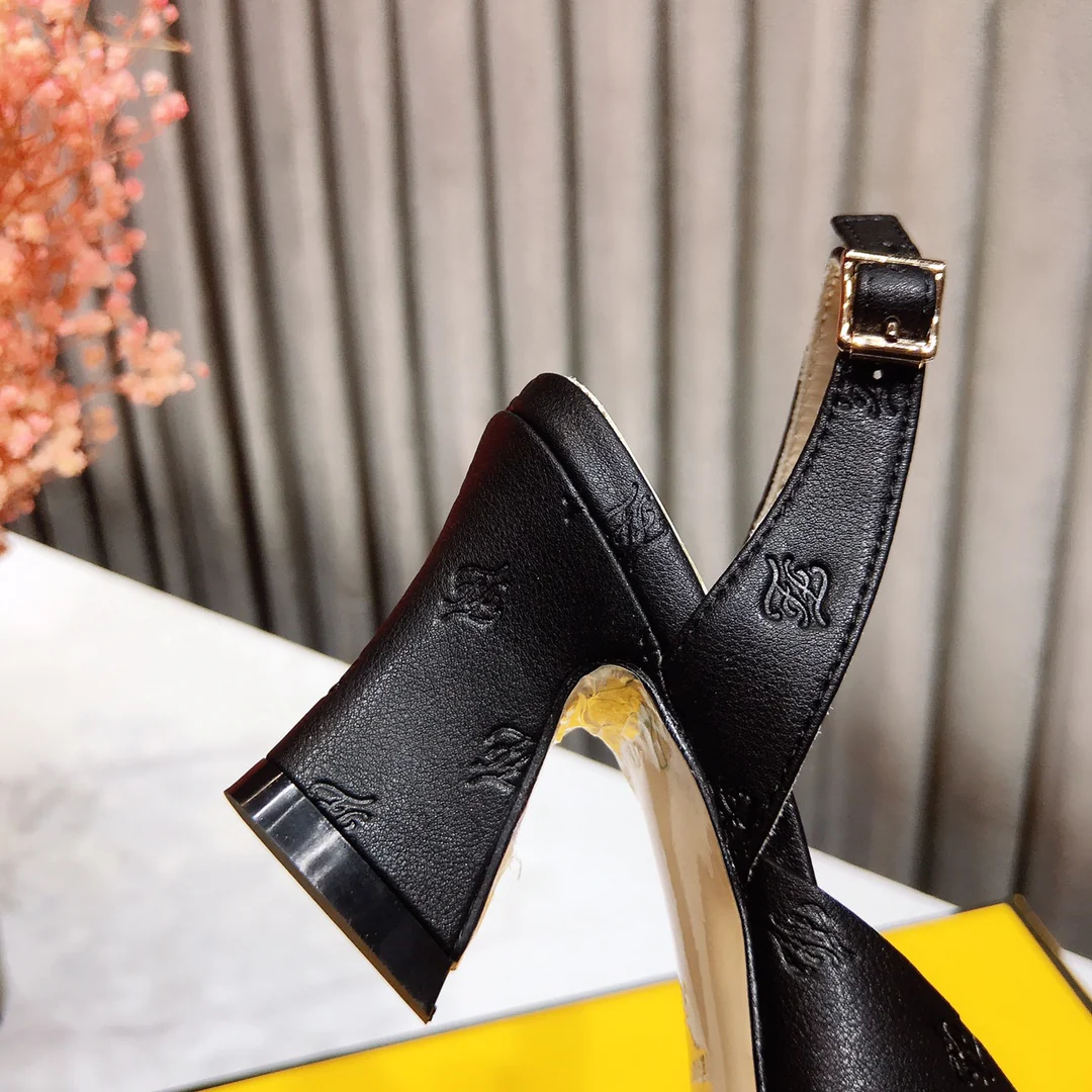 Весенние сандалии Fendi 2022 на низком каблуке - черные