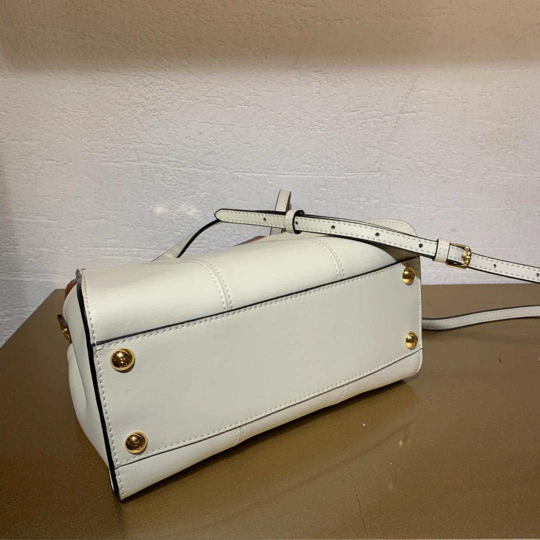 Маленькая белая кожаная сумочка Fendi Peekaboo