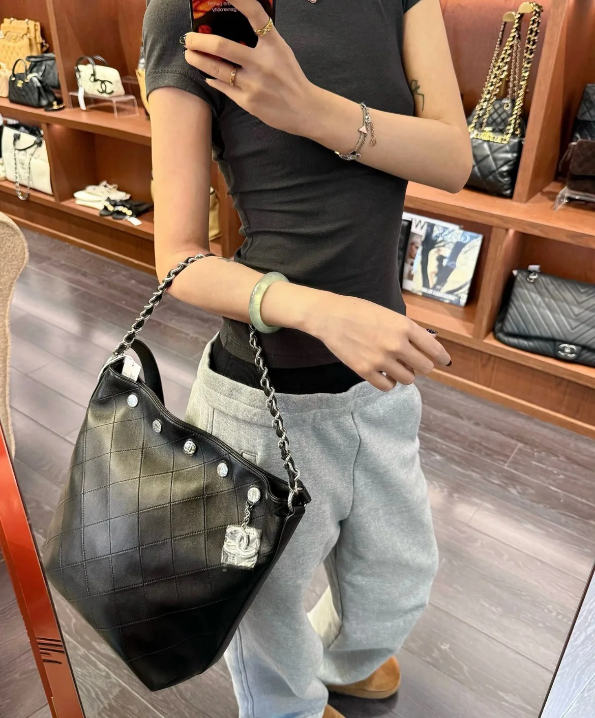 Сумка Chanel в стиле хиппи с золотой монетой 25 пенсов — черно-серебряная.