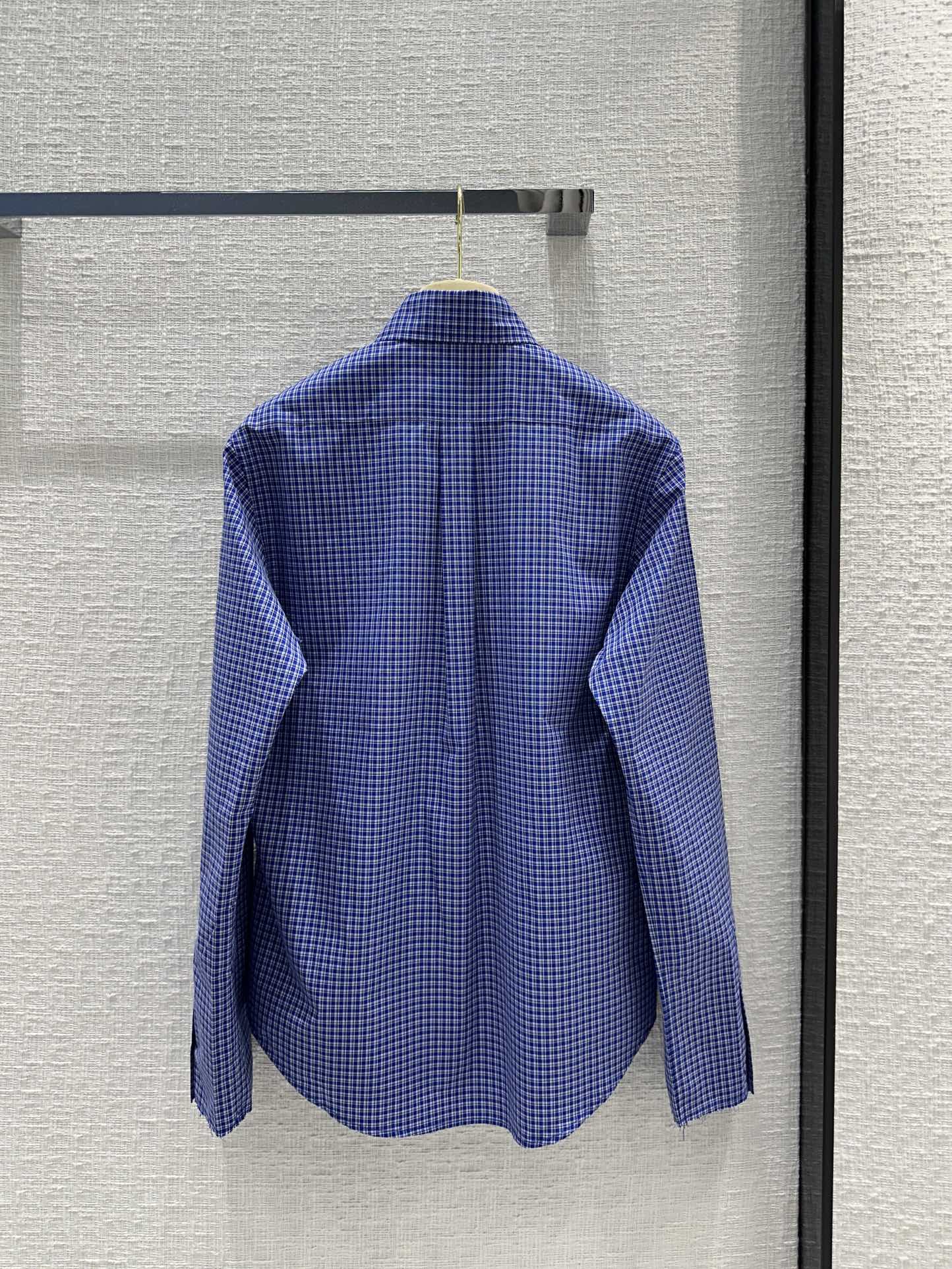 Новинки коллекции Miu Miu весна/лето 2024: самая модная клетчатая рубашка этого сезона.