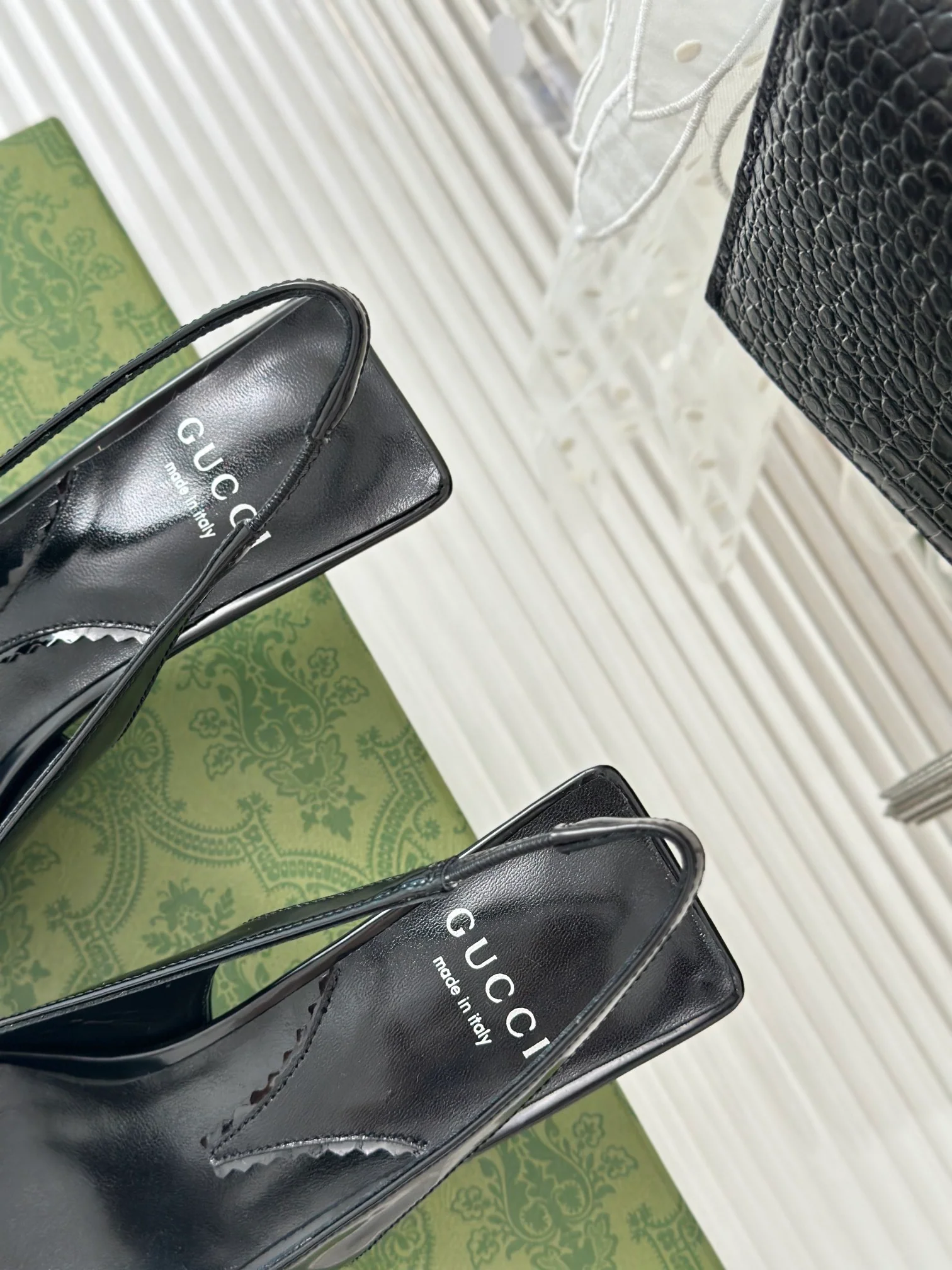 Новинка сезона весна/лето 2023 — Босоножки на невысоком каблуке с острым носком — Черные