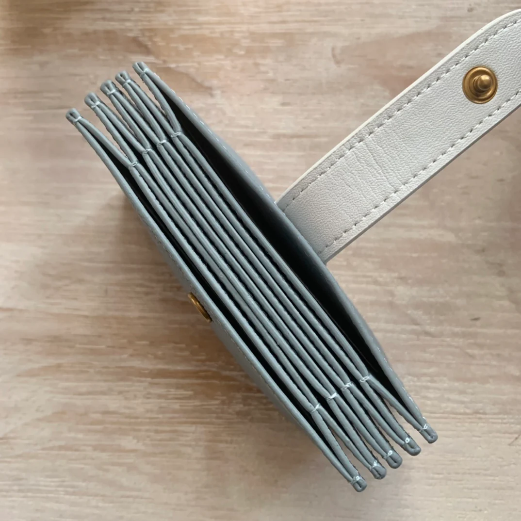 Celine 粒面牛皮风琴卡包