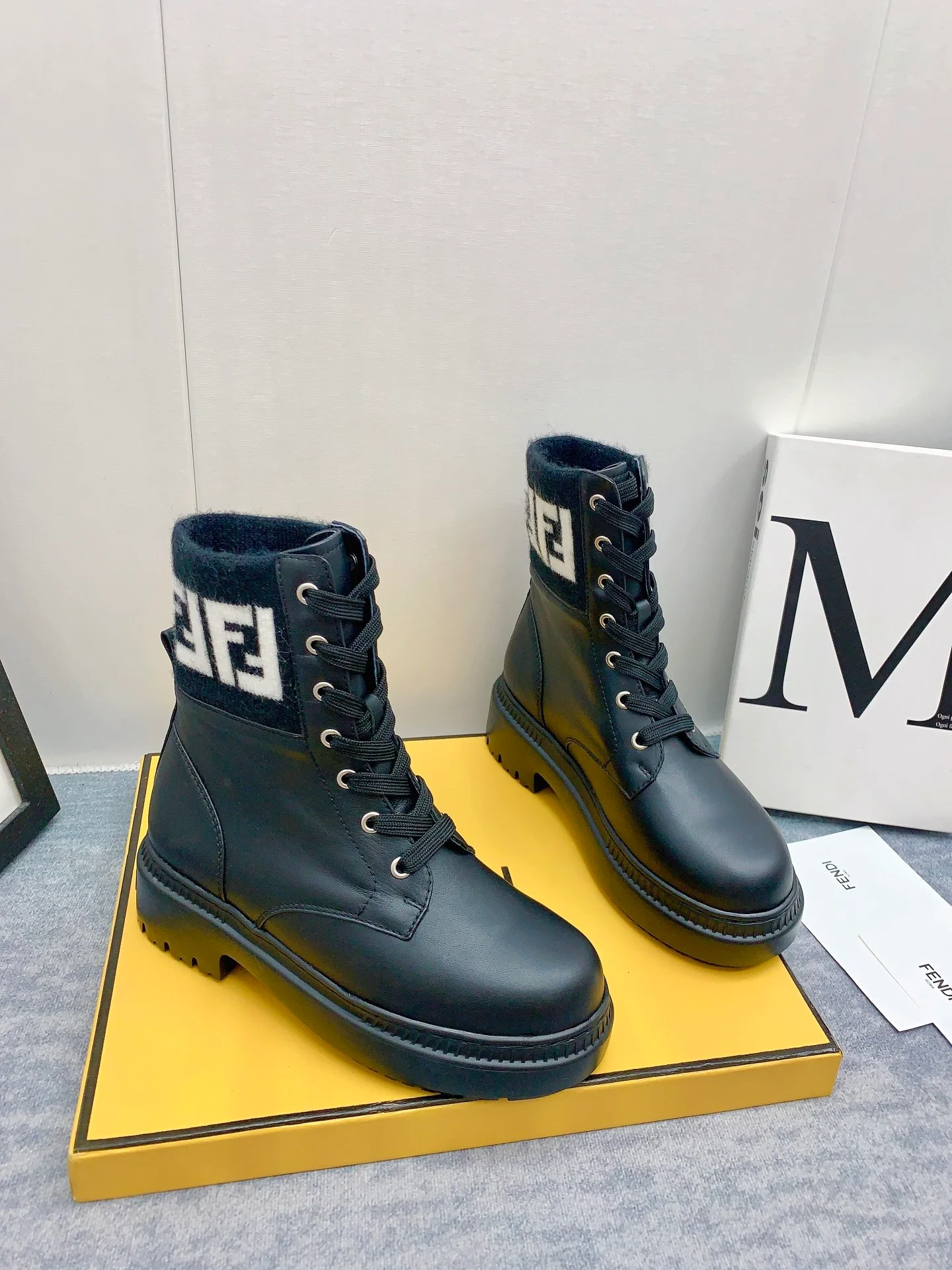 Новинка сезона осень/зима 2023 от Fendi - Ботильоны с монограммой - Черно-белые