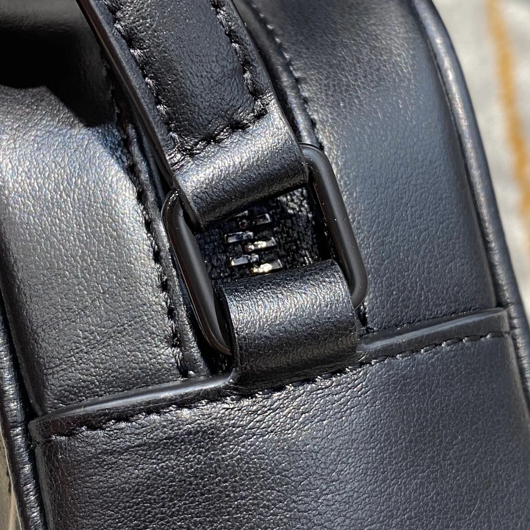 Фотосумка YSL Lou Bag — черная с черной пряжкой.