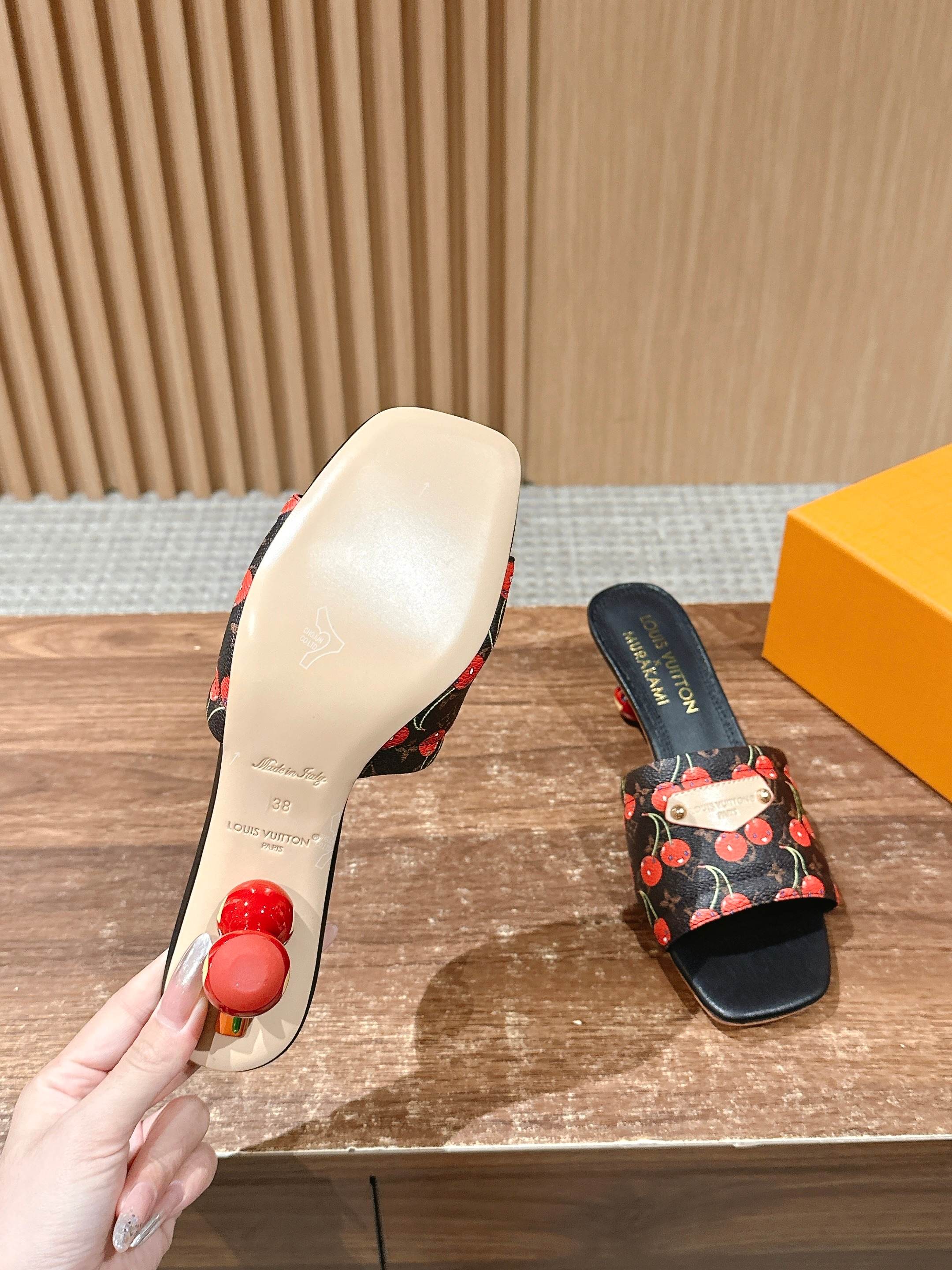 LV - Коллекция Такаши Мураками в стиле ретро - Сандалии на низком каблуке - Вишнево-черные