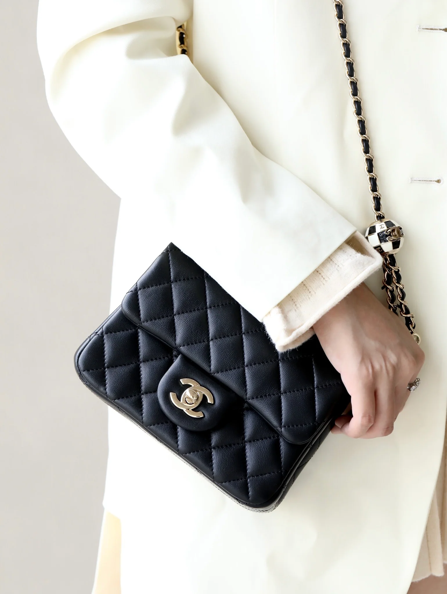 Новые поступления коллекции Chanel весна/лето 2023 — Футбольная серия — Сумка CF — Фотографии в действии