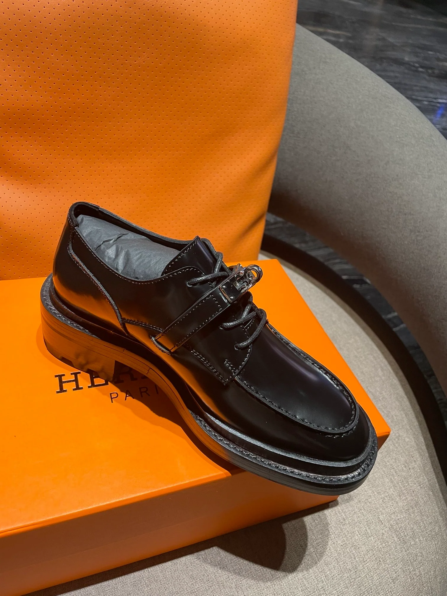 Новинка сезона осень/зима 2022 от Hermes - лоферы с пряжкой H.
