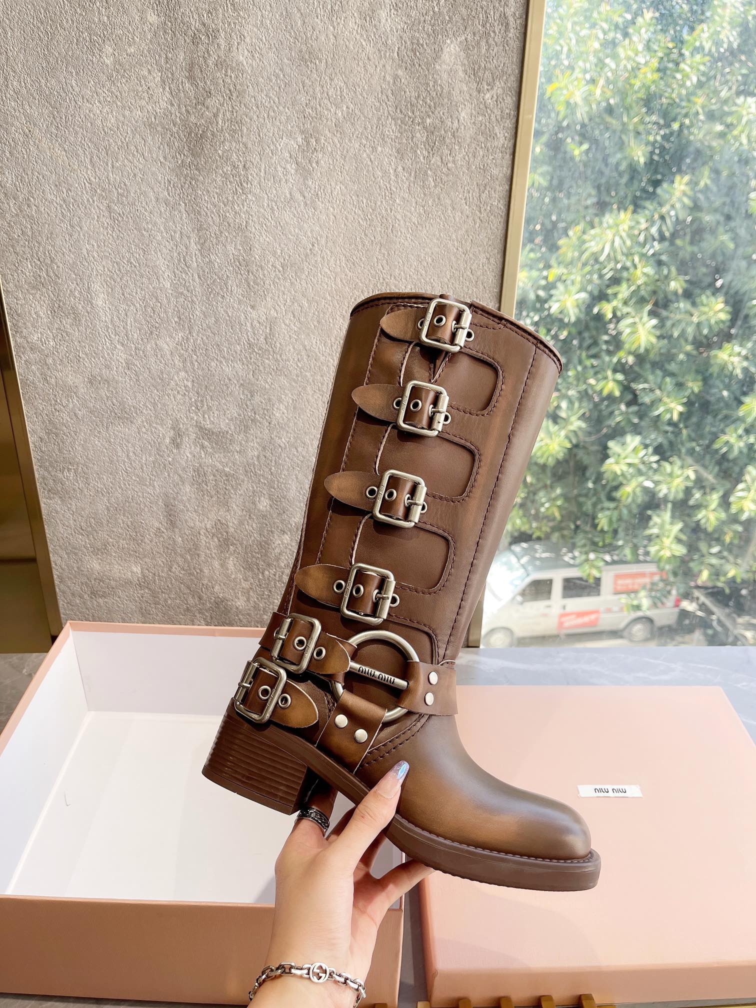 Новинка осенне-зимней коллекции Miu Miu 2022 — сапоги в стиле вестерн — коричневые.
