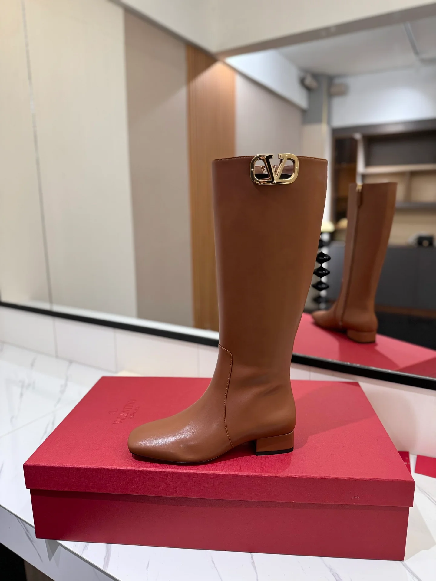 Кожаные сапоги Valentino 2024 - Кофейно-коричневый