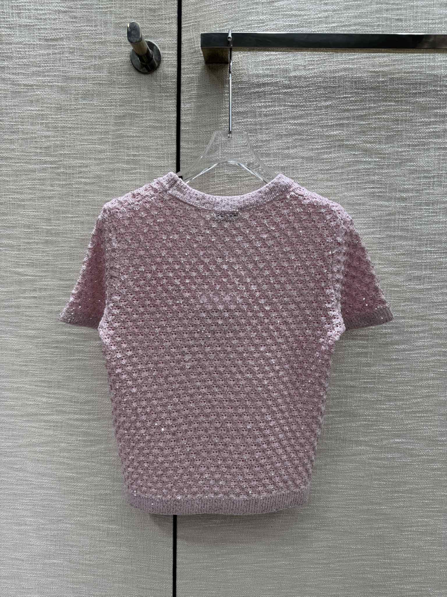 Футболка Chanel 2403 из трикотажа с коротким рукавом, черная и серебристая, с пайетками, розовая.