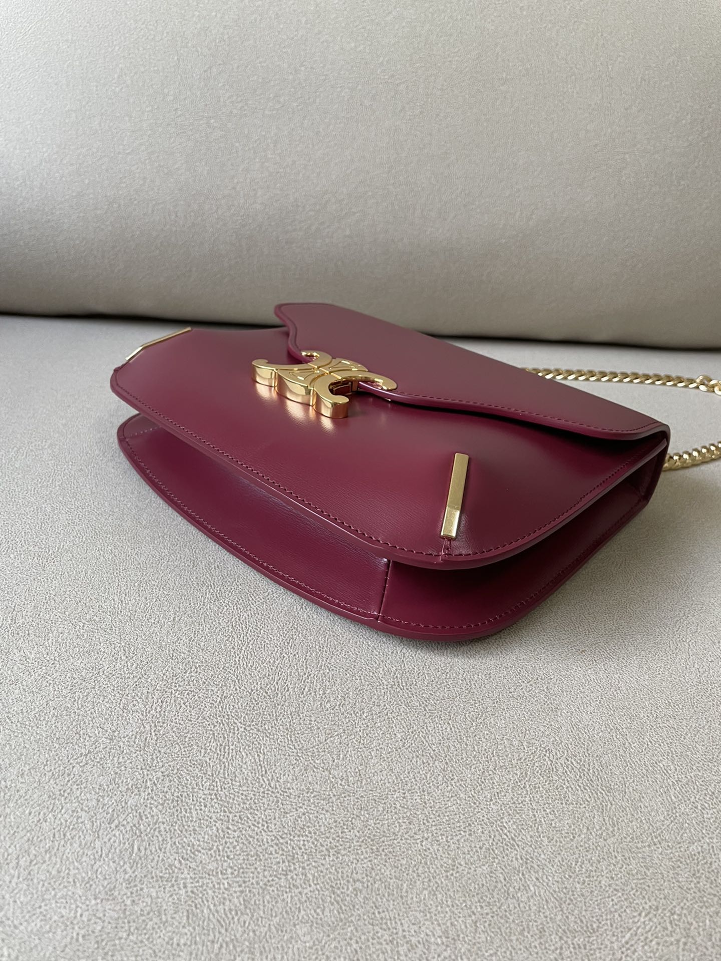 Коллекция Celine осень 2022 - Кожаная сумка Besace на цепочке - Темно-красная