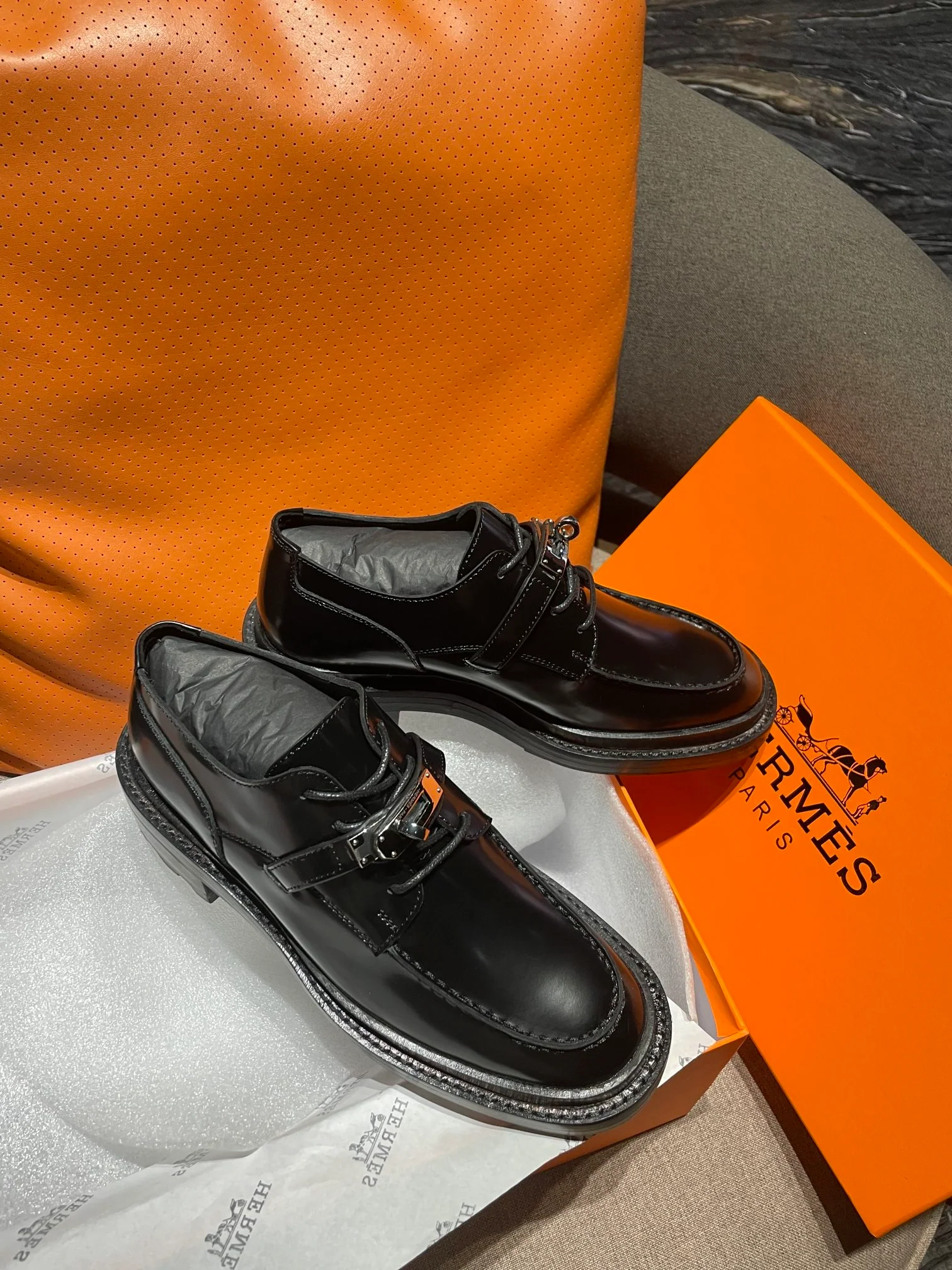 Новинка сезона осень/зима 2022 от Hermes - лоферы с пряжкой H.