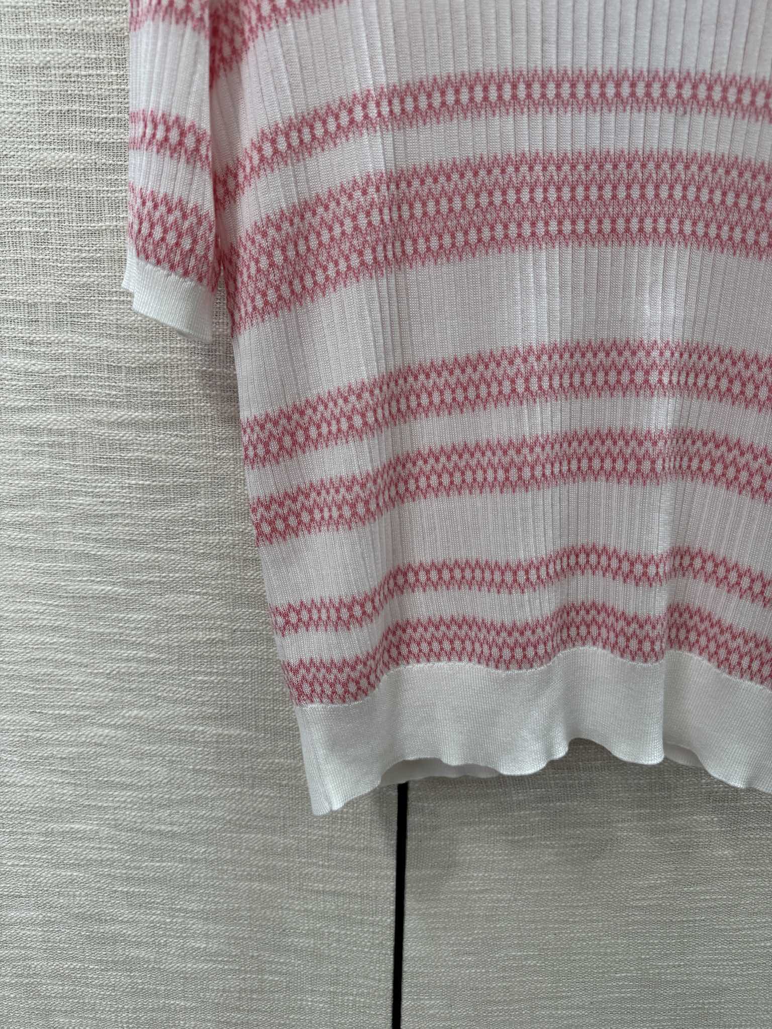 Chanel 2404 - Вязаный топ с короткими рукавами в полоску, выполненный в стиле колор-блок — красный и белый.