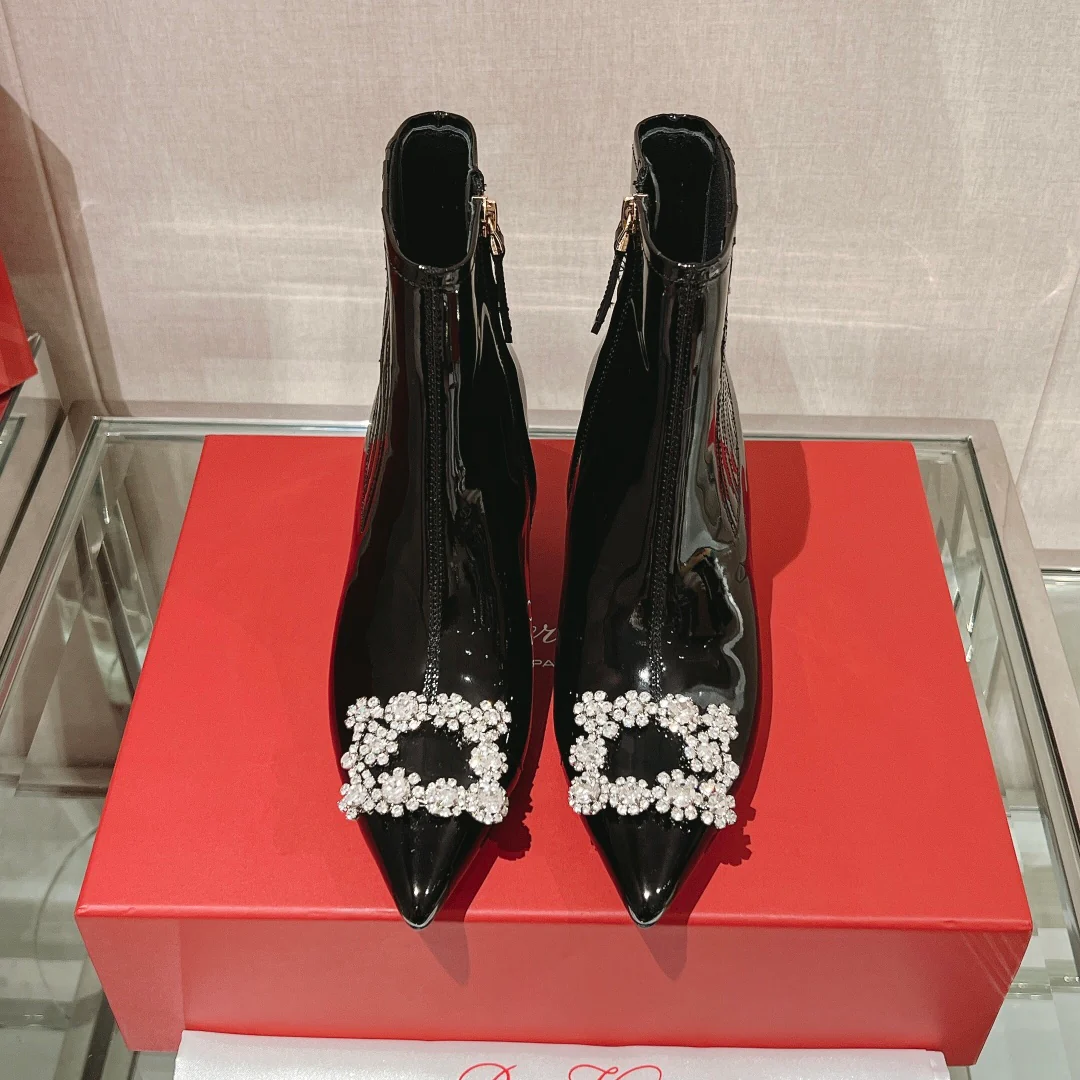 Ботильоны RV Shoes с острым носком, украшенные стразами.