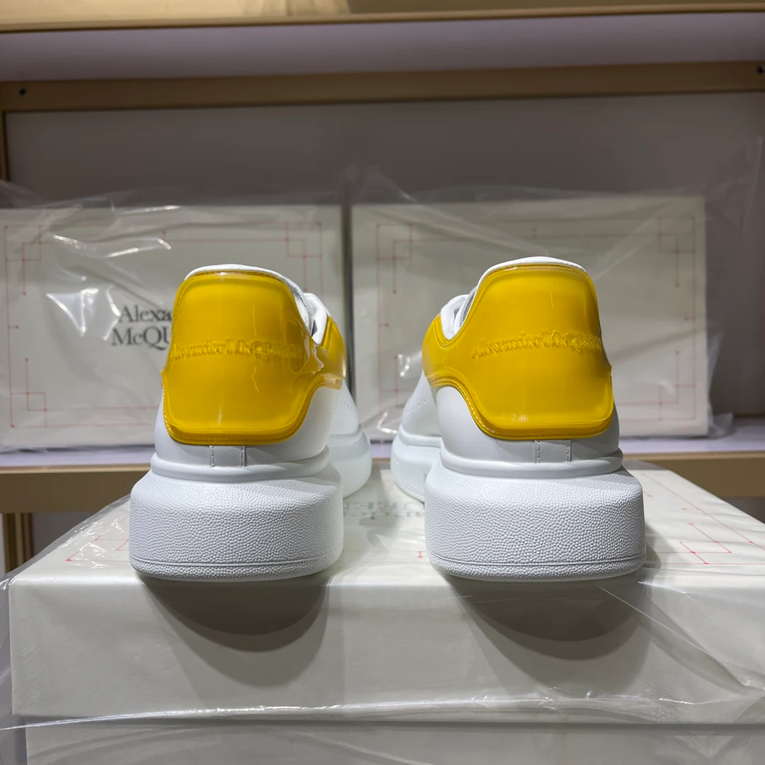 Классические белые кроссовки McQueen - унисекс - с желтой отделкой 