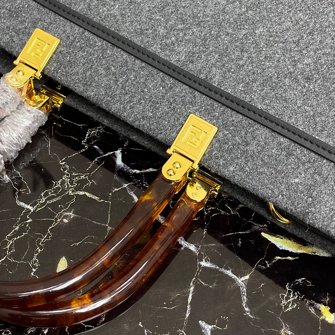 Сумка-тоут Fendi Sunshine Medium Grey из тисненой кожи.