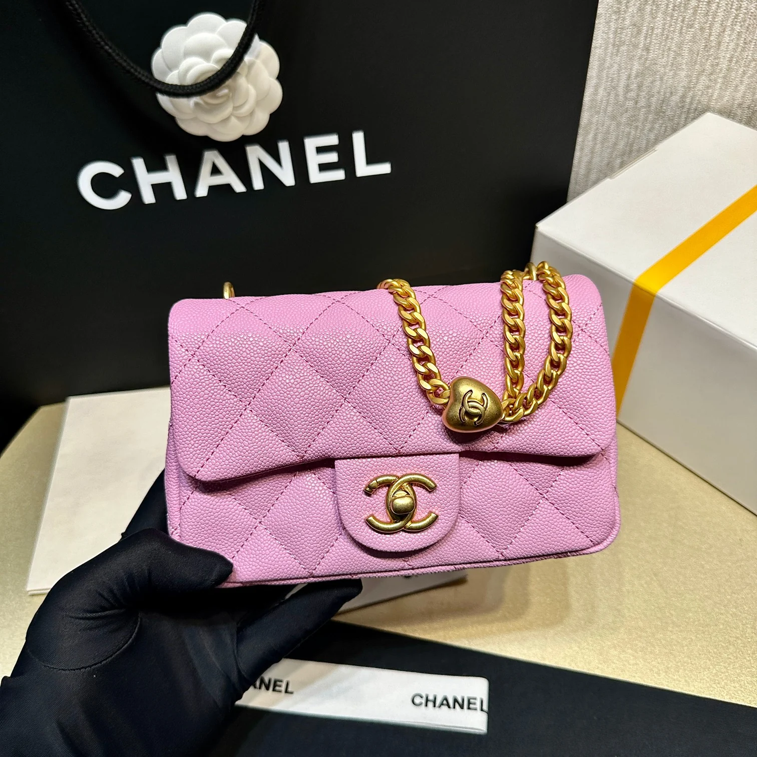 Новинка сезона весна/лето 2023 от Chanel - сумка CF Heart с регулируемой пряжкой и цепочкой - телячья кожа с текстурой 