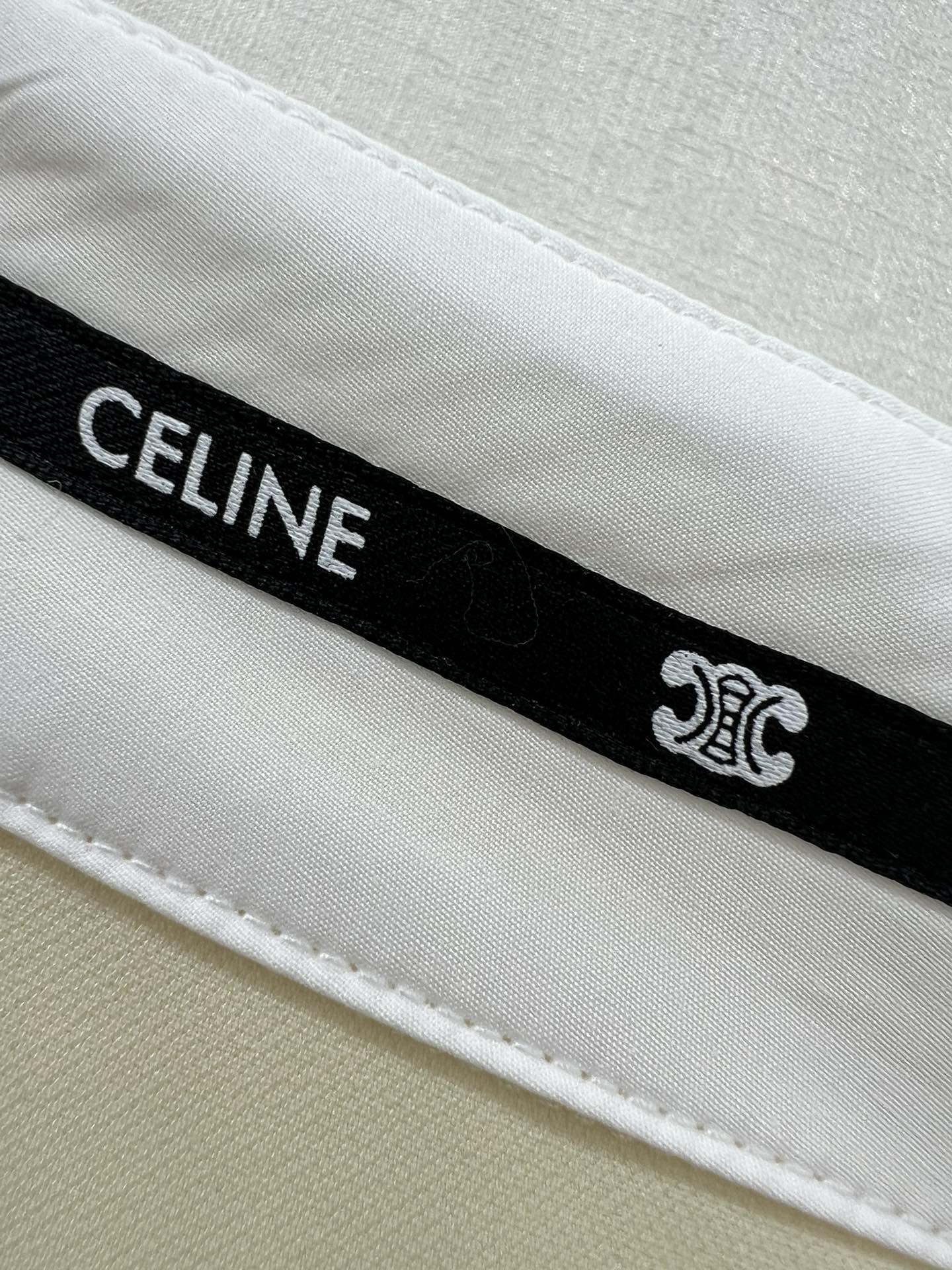 Бестселлер весенне-летнего сезона Celine 2404: брюки.