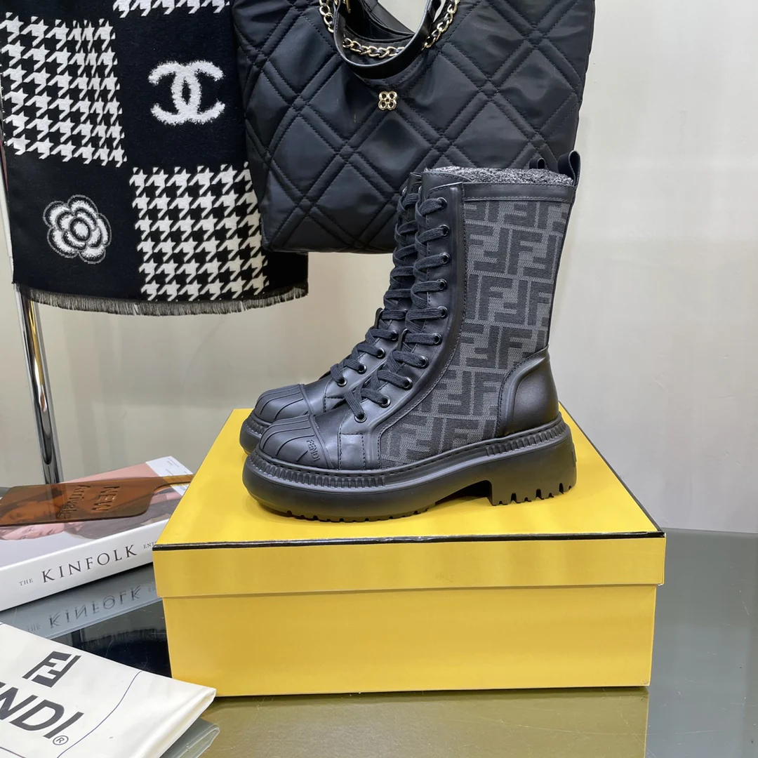 Новинка весны 2022 года от Fendi - Сапоги для верховой езды на шнуровке - Черные