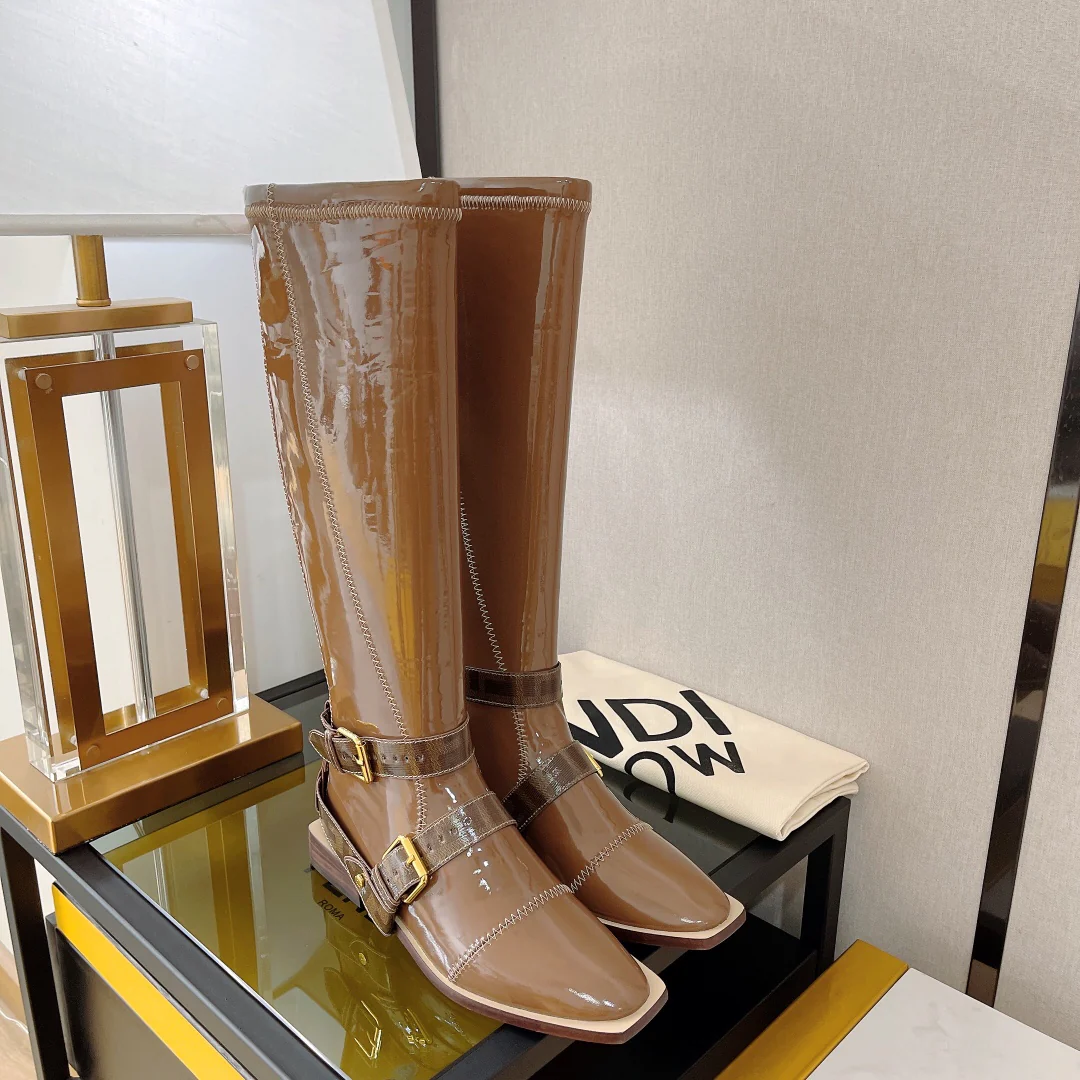 Новинка сезона осень/зима 2022 от Fendi - Ботинки из эластичной лакированной кожи, серия FFrame - Ботинки на плоской подошве