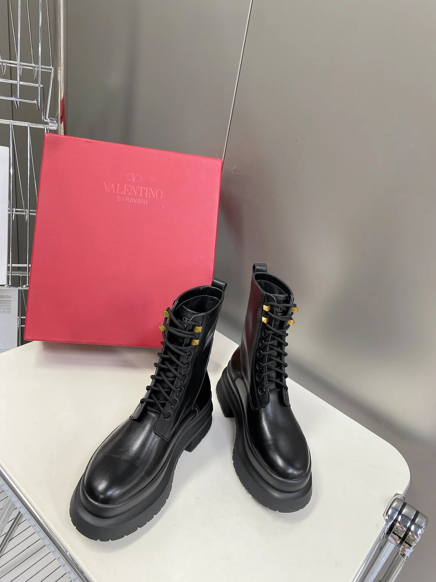 Новинка сезона осень/зима 2022 от Valentino - Ботинки Martin в британском стиле - 1