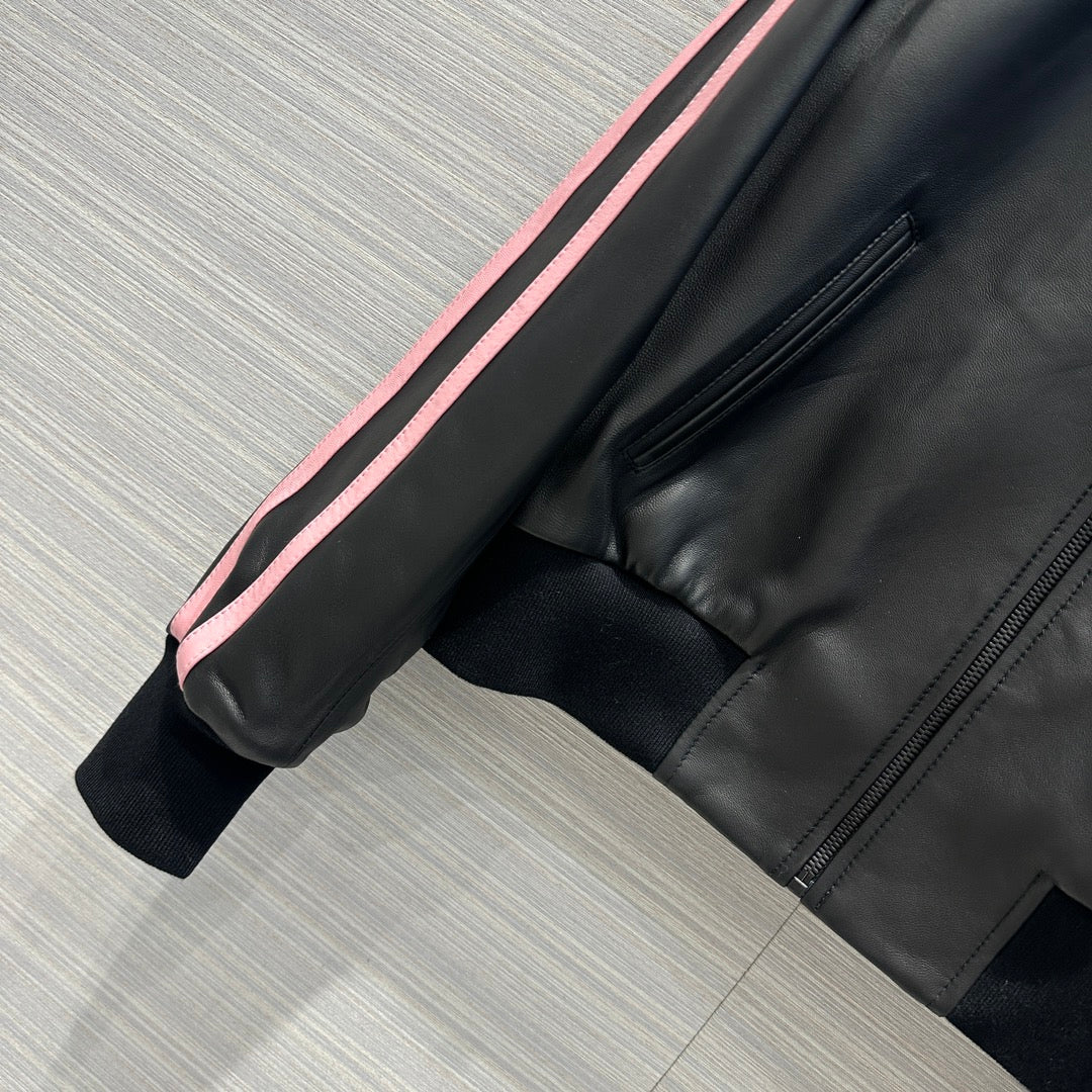 Куртка Celine из натуральной кожи, новая коллекция весна/лето 2024, с воротником-стойкой и розовой отделкой.