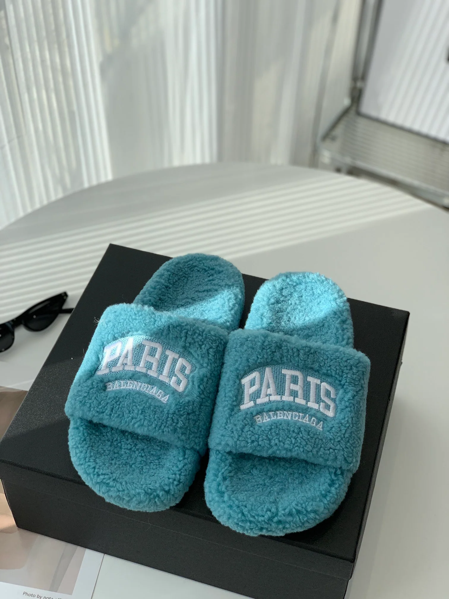 Новинка весны/лета: очень мягкие флисовые тапочки Balenciaga - размеры 35-40 - 4 цвета - 1 шт.