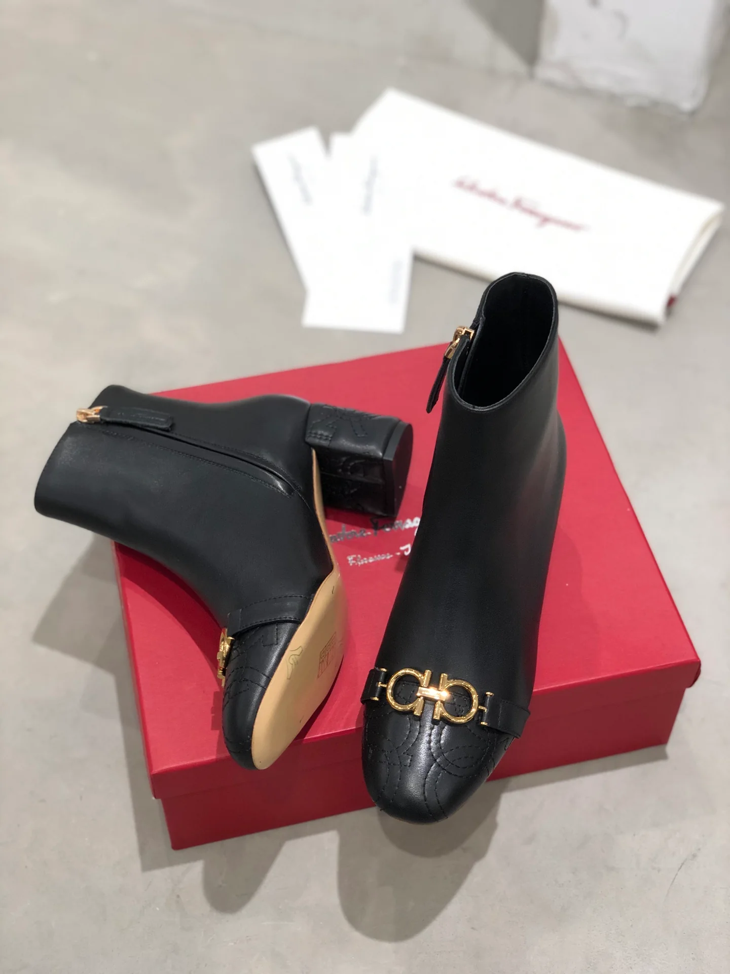 Ботильоны Salvatore Ferragamo осень/зима 2022 - Gancini Horseshoe Buckle на массивном каблуке - черные