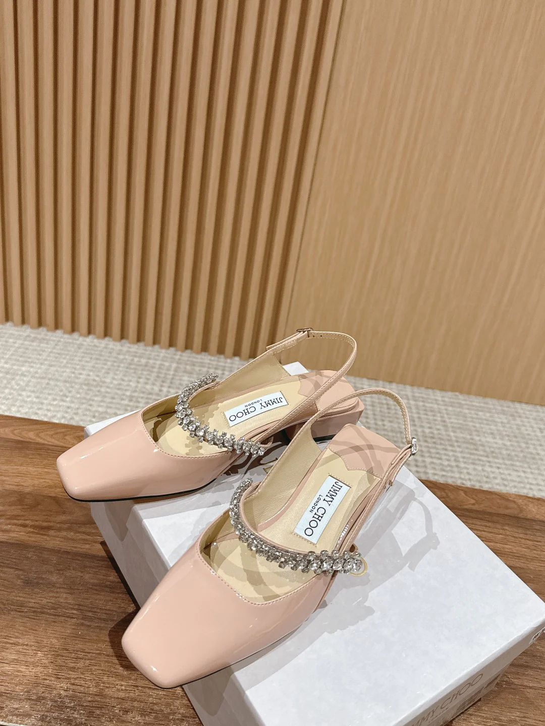 Сандалии Jimmy Mary Jane с цепочкой из кристаллов на пятке - розовые