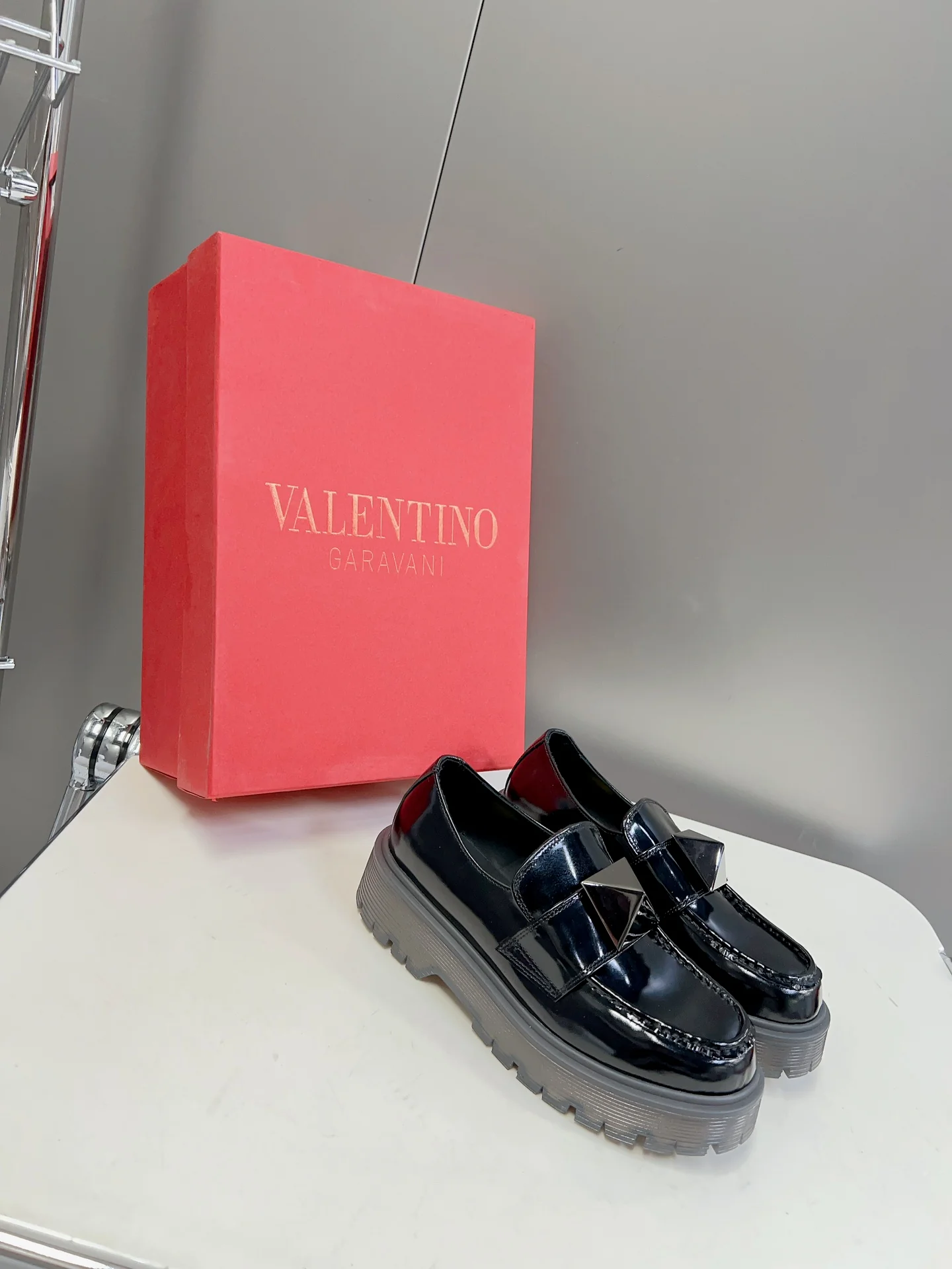 Коллекция Valentino осень/зима 2023, представленная на подиуме - Лоферы - С заклепками - Черные