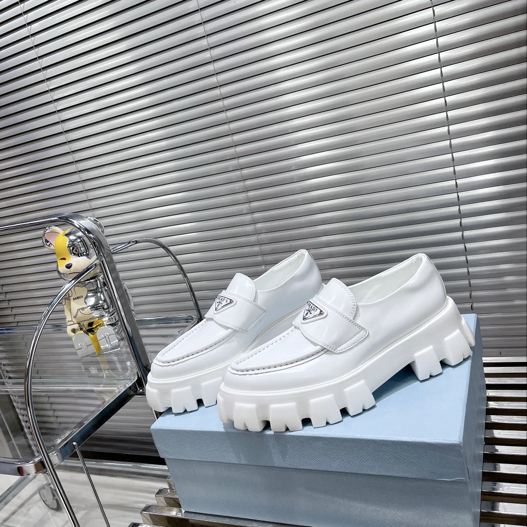 Акробатические трюки на платформе Prada с острым носком