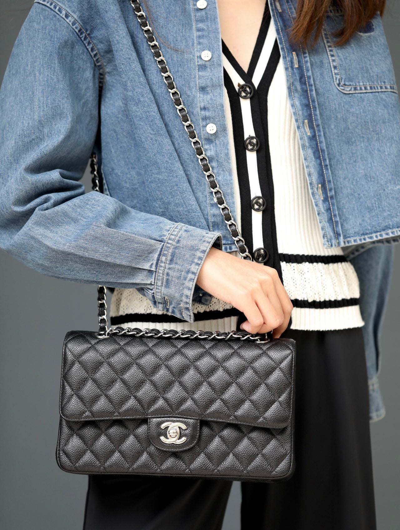 Chanel - Сумка с узором ?Личи? - Черная с серебряной пряжкой