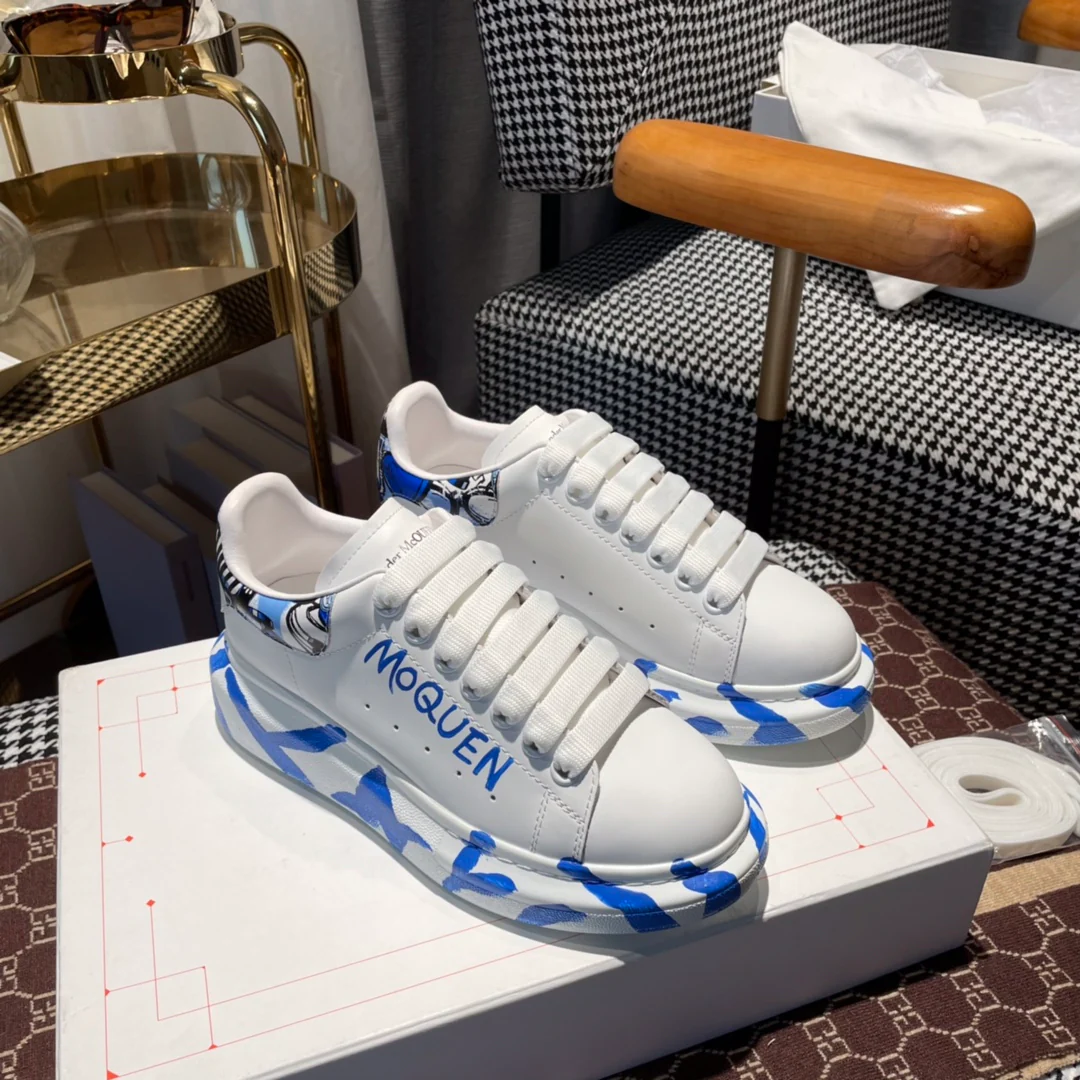 Классические белые кроссовки McQueen в стиле ?синее граффити?.