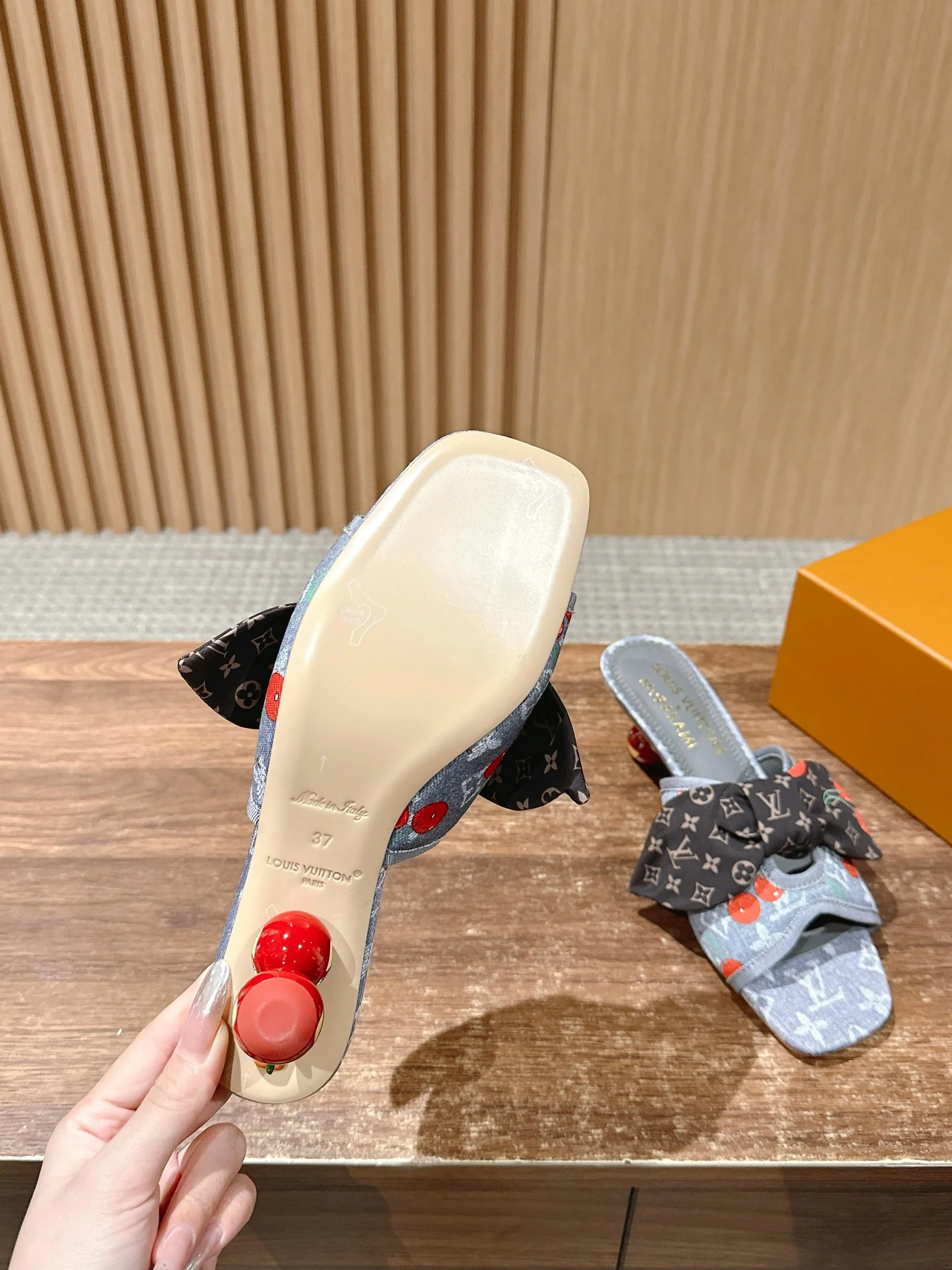 LV - Босоножки на низком каблуке с бантом и вишневым узором - Серые