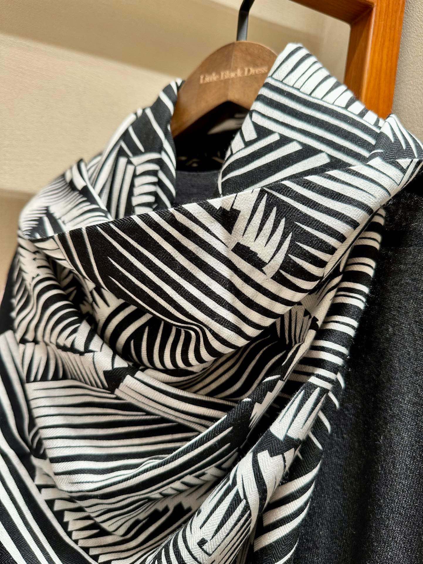 Шарф Chanel 2024 в линейном стиле - 140-140