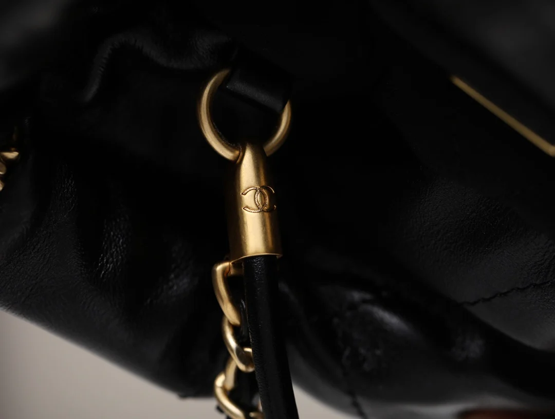 Новинка сезона весна/лето 2023 от Chanel - сумка 22 - мини - черно-золотая - фото в действии.