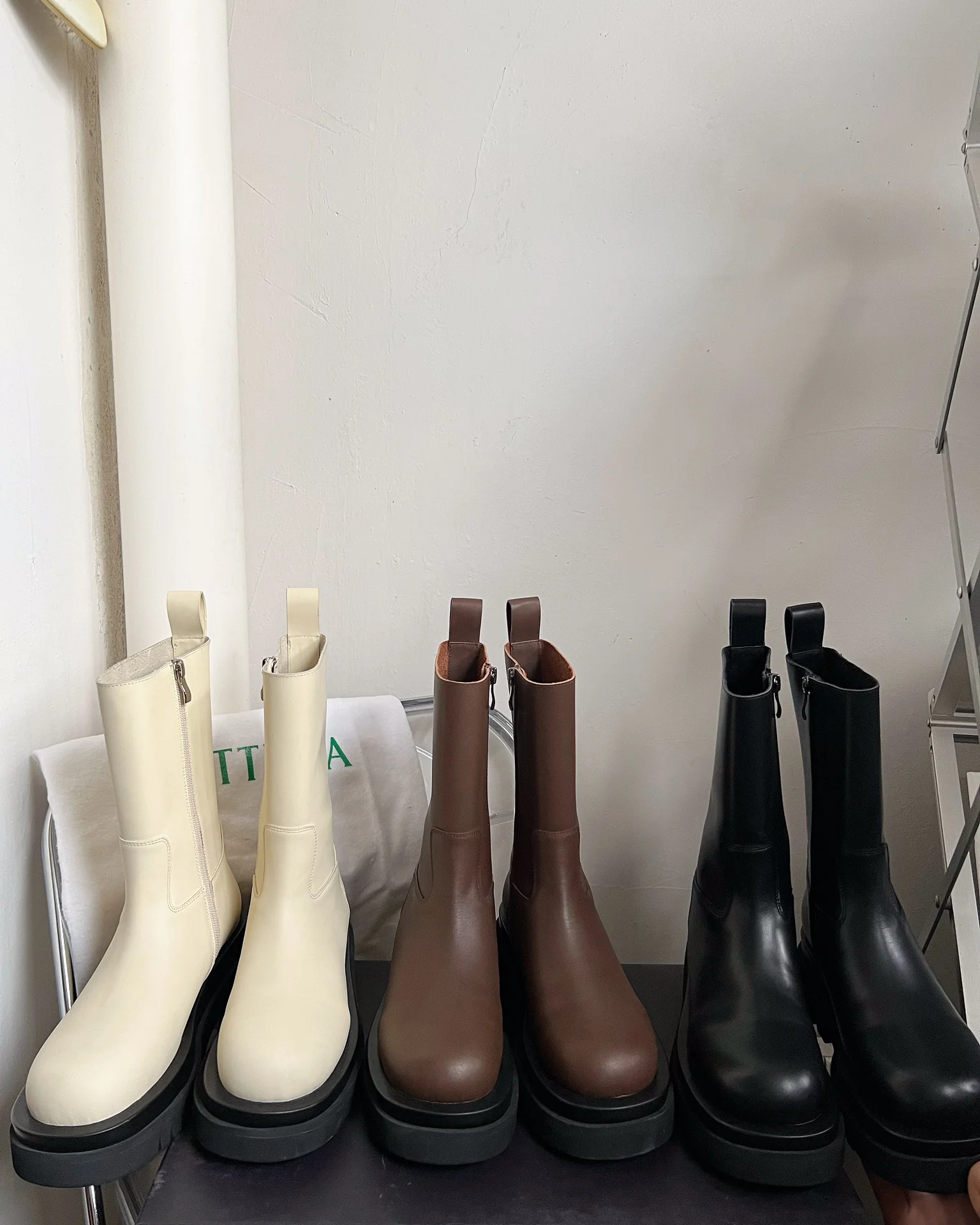 Новые поступления коллекции BV осень/зима 2022 — Ботильоны на молнии — Изображение коллекции