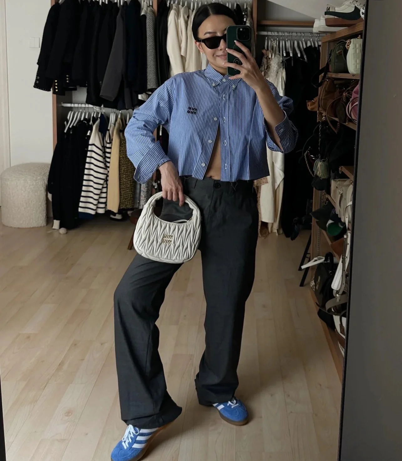 Сумка Miu Miu Wander — подборка фотографий, демонстрирующих людей, носящих её.