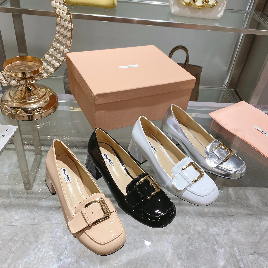 Новинка Miu Miu 2022 года - Туфли на массивном каблуке с квадратным носком - Изображение коллекции