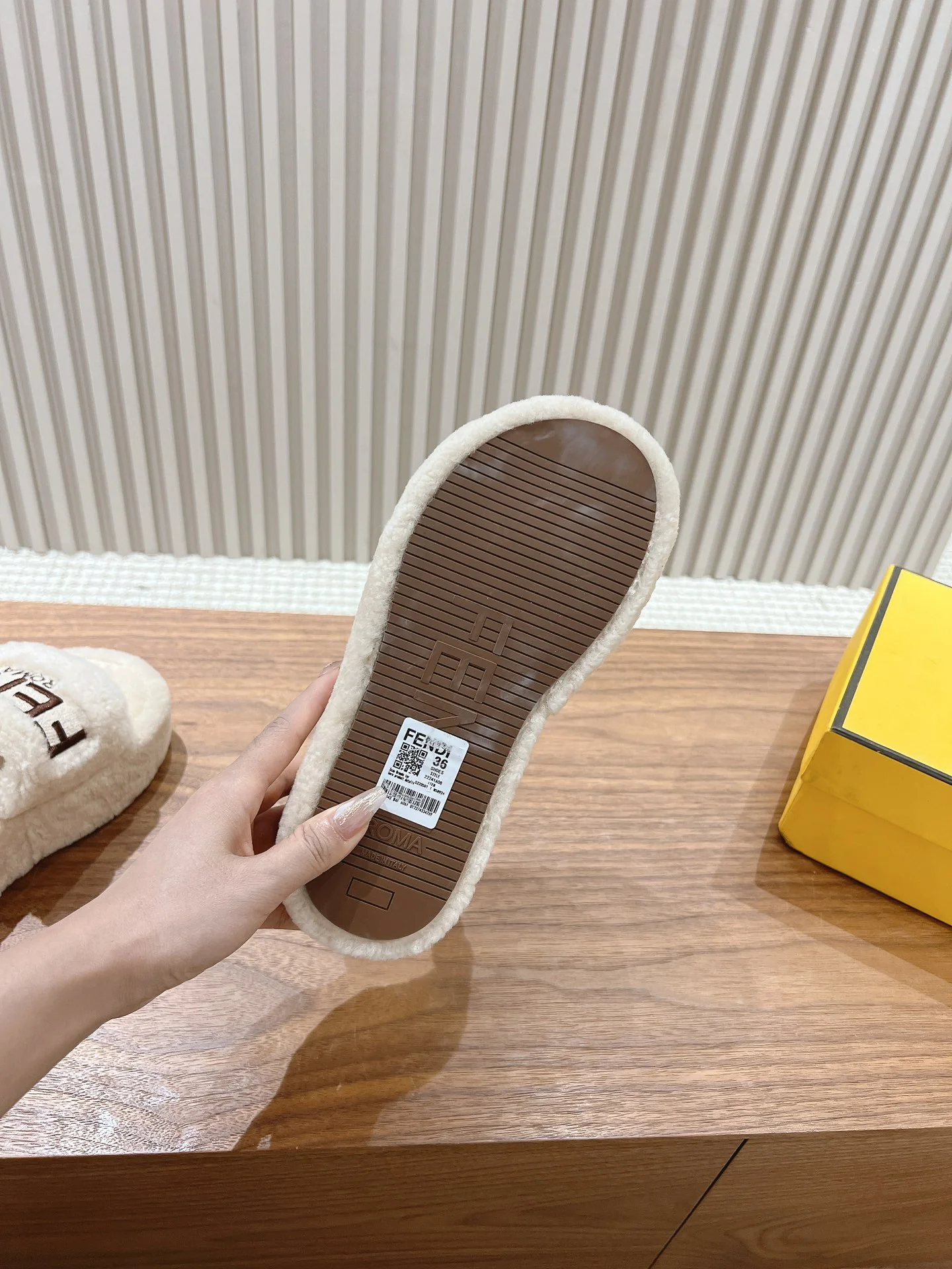 Fendi 2024 - Меховые тапочки - Белые