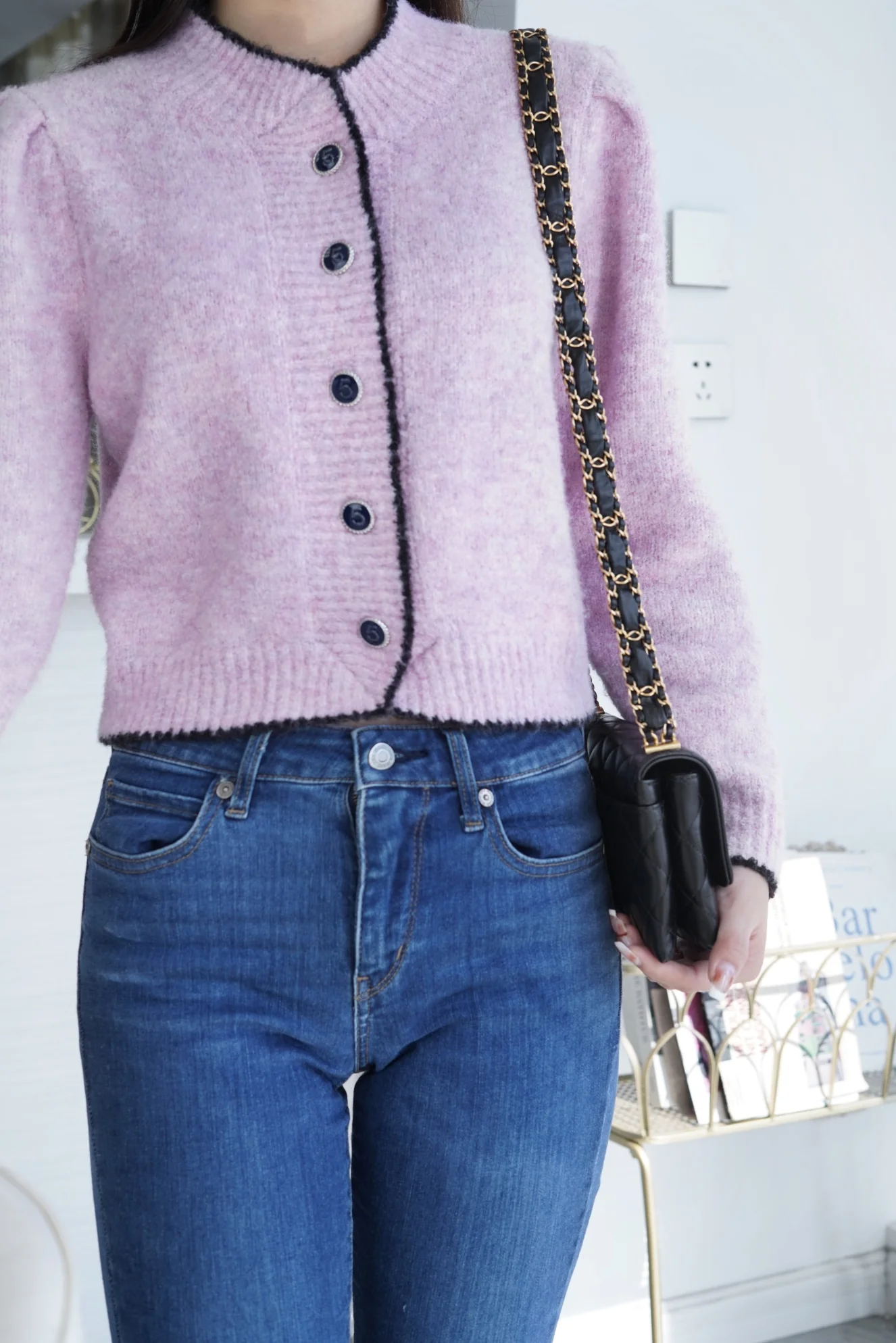 Коллекция Chanel осень/зима - 19 - Сумка ?Тофу? - Черная, широкий плечевой ремень, мятая кожа