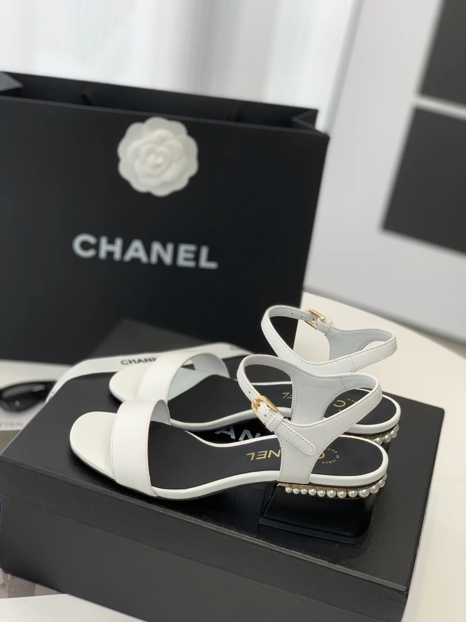 Сандалии Chanel с жемчужными и металлическими элементами в виде логотипа на подошве — размеры 35-41.