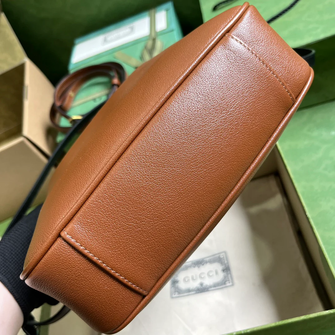 Маленькая сумка через плечо Gucci Diana из серии Diana - коричневая.