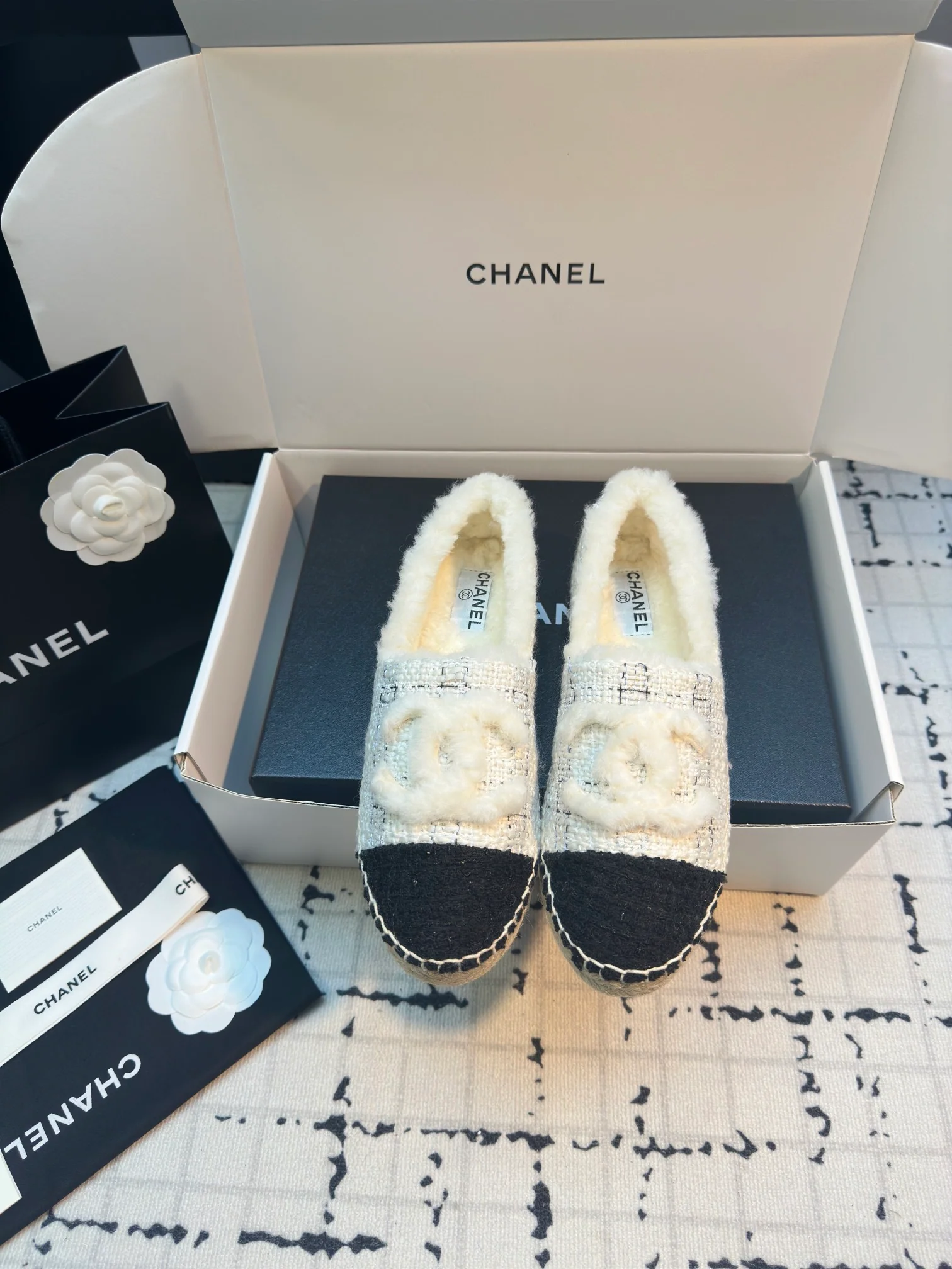 Двухцветные рыбацкие туфли Chanel 2024 - белые