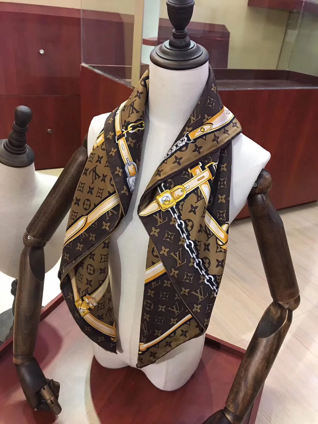 LV - Непревзойденный бестселлер - Шелковый шарф (90%) - 1 шт.