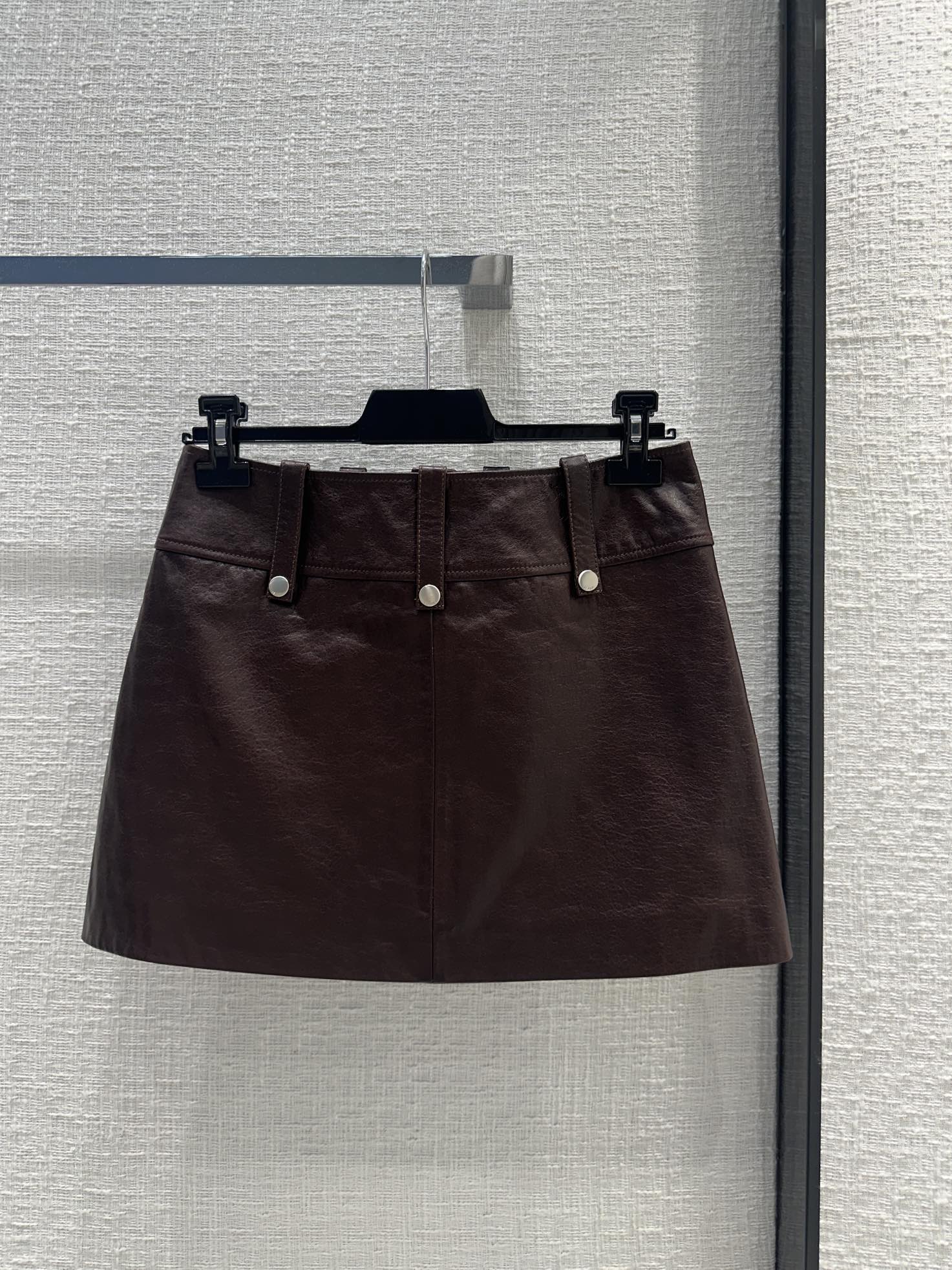 Новинка сезона весна/лето 2024 от Celine - юбка из овечьей кожи в стиле панк - коричневая.