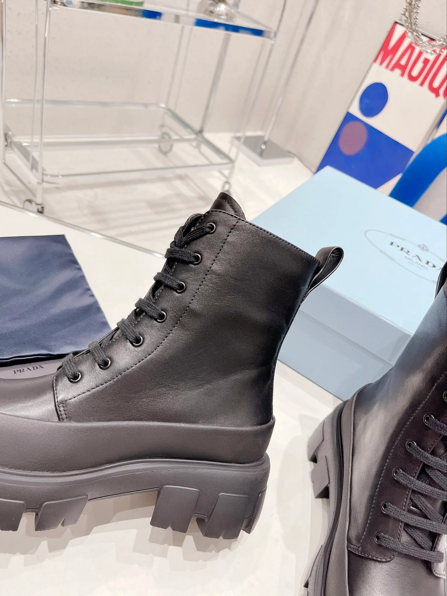 Новинка Prada 2022 года - Ботинки Dr. Martens с квадратным носком на платформе