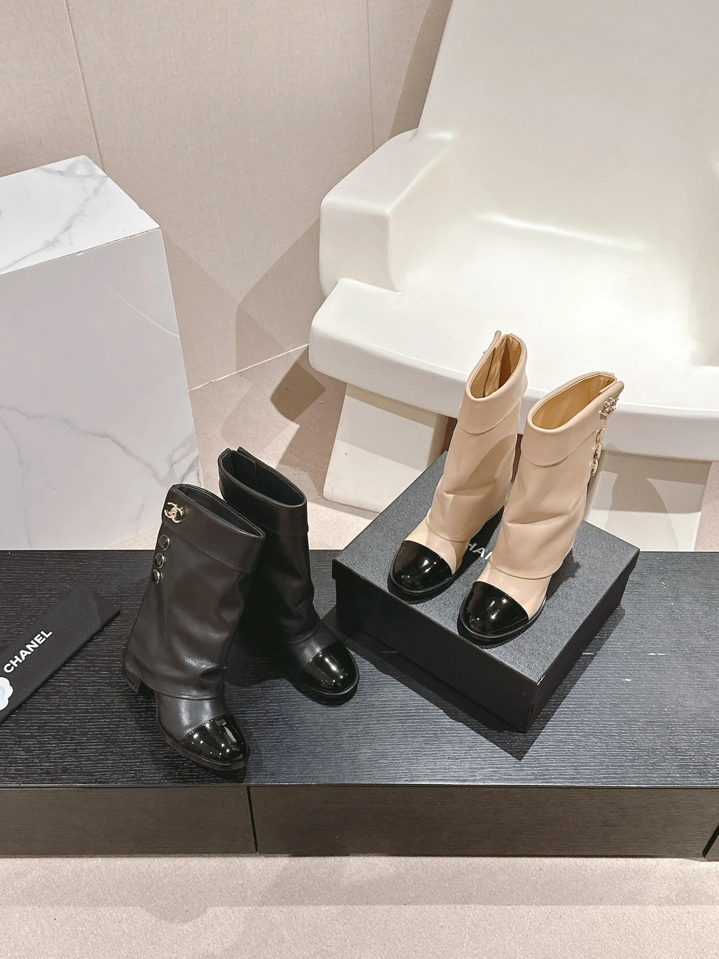 Ботинки на высоком каблуке Chanel 2024 — изображение из коллекции — 1